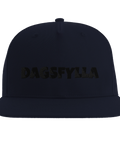 Dagsfylla" broderad text i svart på mörkblå snapback-keps.