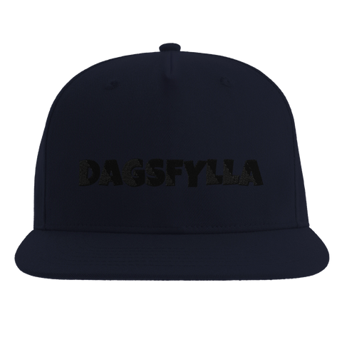 Dagsfylla" broderad text i svart på mörkblå snapback-keps.