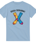 Grafisk illustration med udda strumpor och texten Rocka Sockarna på ljusblå t-shirt