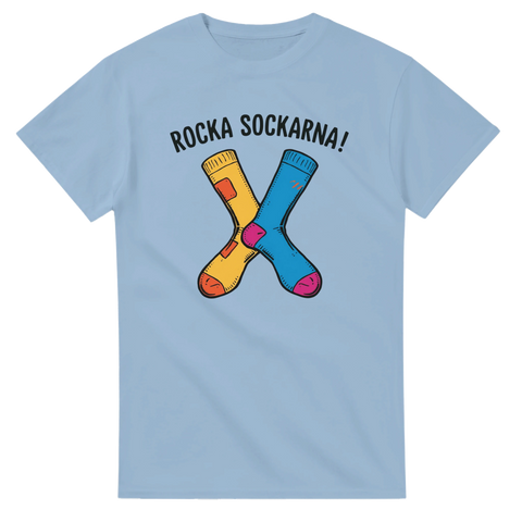 Grafisk illustration med udda strumpor och texten Rocka Sockarna på ljusblå t-shirt