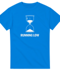Vit timglas-design med text "RUNNING LOW" på klarblå t-shirt.