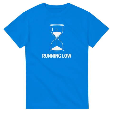 Vit timglas-design med text "RUNNING LOW" på klarblå t-shirt.