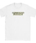 Split Screen Legend" texttryck i beige och grått på vit t-shirt med rund hals, retro gaming-stil.