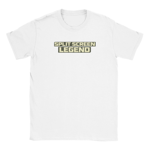 Split Screen Legend" texttryck i beige och grått på vit t-shirt med rund hals, retro gaming-stil.