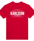 Röd t-shirt med texten Karlsson – A Family of Originals