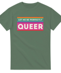 Regnbågsfärgad text "LET ME BE PERFECTLY QUEER" på en olivgrön t-shirt.