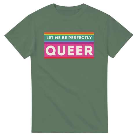Regnbågsfärgad text "LET ME BE PERFECTLY QUEER" på en olivgrön t-shirt.