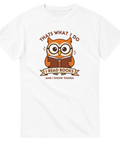Tecknad uggla med glasögon läser bok, text "I read books and I know things", vit t-shirt.