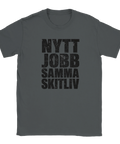 Mörkgrå t-shirt med statement-design och ärlig text om jobb