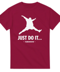 Parodi på Jordan-logga med överviktig man och text "JUST DO IT... TOMORROW" på vinröd t-shirt.