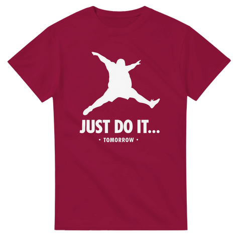 Parodi på Jordan-logga med överviktig man och text "JUST DO IT... TOMORROW" på vinröd t-shirt.