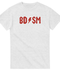 Humoristisk T-shirt med röd BD⚡SM-logga i klassisk hårdrocksstil – perfekt för rockfans och ordvitsälskare.
