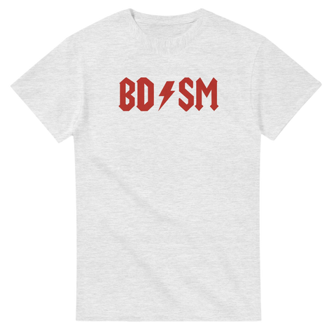 Humoristisk T-shirt med röd BD⚡SM-logga i klassisk hårdrocksstil – perfekt för rockfans och ordvitsälskare.
