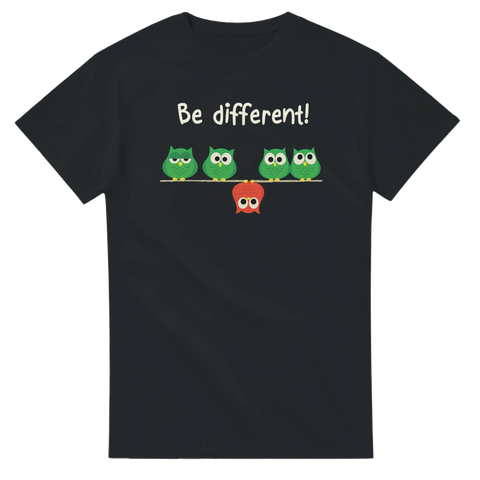 Rolig t-shirt med ugglor som rättar sig i ledet, förutom en röd uggla som hänger upp och ned och texten "Be Different!"