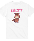 Tecknad häst med surt uttryck och texten Gnäggativ – vit t-shirt
