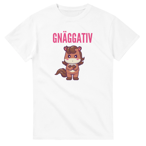 Tecknad häst med surt uttryck och texten Gnäggativ – vit t-shirt
