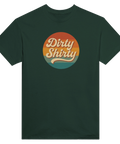 Dirty Shirty retro-logga med orange, gul, turkos solnedgång på mörkgrön t-shirt.