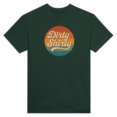 Dirty Shirty retro-logga med orange, gul, turkos solnedgång på mörkgrön t-shirt.
