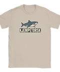 Tecknad haj med texten "KJEMPETORSK" på beige t-shirt.