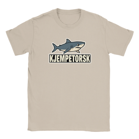 Tecknad haj med texten "KJEMPETORSK" på beige t-shirt.