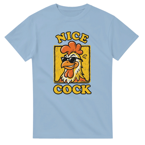 Vintage inspirerat tryck med texten Nice Cock på en ljusblå t-shirt