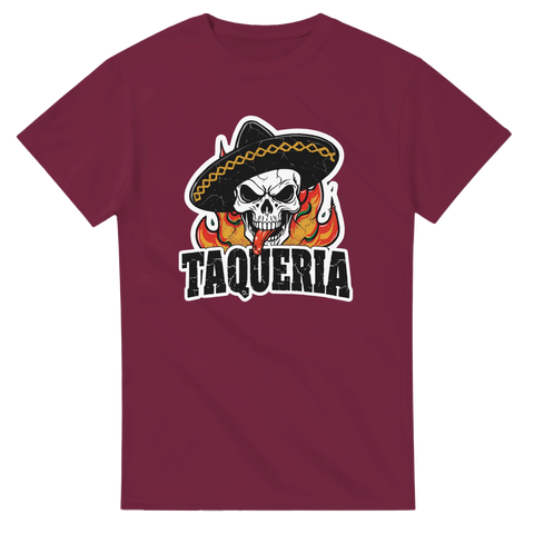 Vinröd t-shirt med illustrerad dödskalle i sombrero och flammor