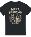 T-shirt med texten "Mera Brännvin" och illustration av snapsflaska och glas

