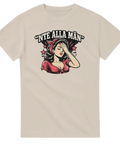 Stiliserat tryck med feministisk ironi och pin-up karaktär på sandfärgad t-shirt