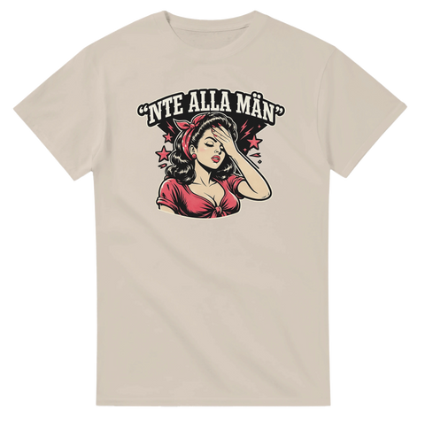 Stiliserat tryck med feministisk ironi och pin-up karaktär på sandfärgad t-shirt
