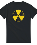 Sliten gul radioaktivitetssymbol på svart T-shirt.