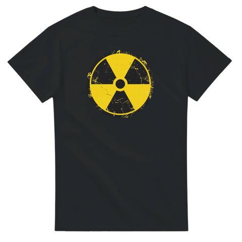 Sliten gul radioaktivitetssymbol på svart T-shirt.