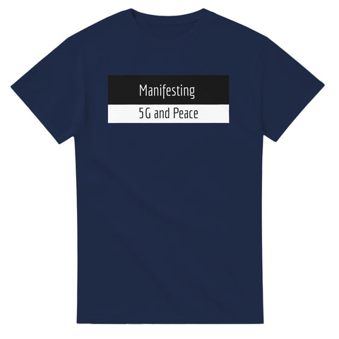 Grafiskt texttryck Manifesting 5G and Peace på en marinblå t-shirt