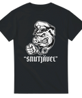 Svart rolig t-shirt med ett kaxigt motiv av en arg gris i polismössa med handklovar och texten "SNUTJÄVEL" i gotisk stil. En t-shirt med attityd och humoristiskt tryck.