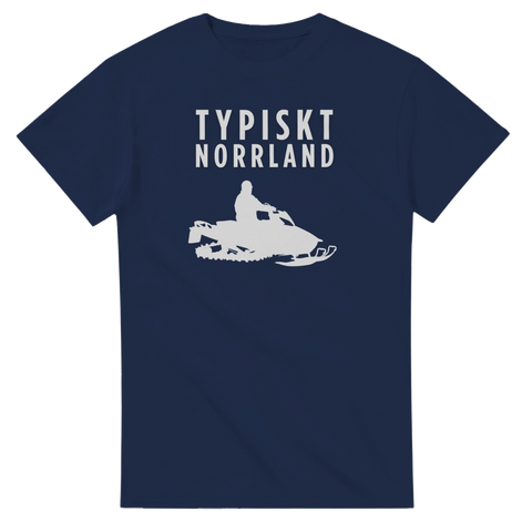 Marinblå t-shirt med grafiskt motiv av en skoterförare och norrländsk text