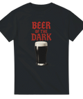 T-shirt med en stout och en röd hårdrocksinspirerad text Beer of the dark