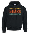 Hoodie med retrotryck Allt under 5 bärs räknas som fika