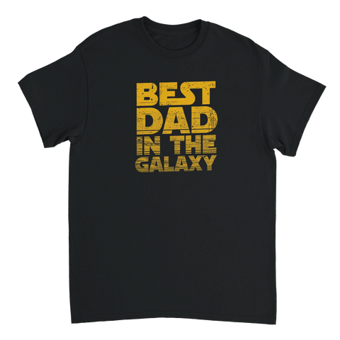 Svart t-shirt med gul text Best Dad in the Galaxy i retro sci-fi-stil