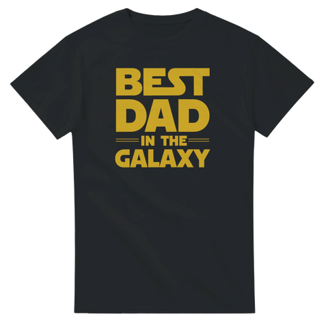 Svart t-shirt med gul text Best Dad in the Galaxy i Star Wars sci-fi-stil