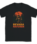 Svart t-shirt med troll i skogen framför orange sol och texten Bevara Naturen