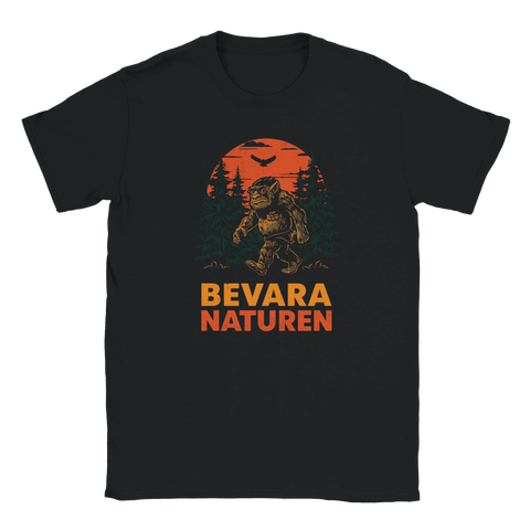 Svart t-shirt med troll i skogen framför orange sol och texten Bevara Naturen