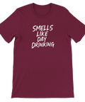 Smells Like Day Drinking" vit text på vinröd t-shirt.