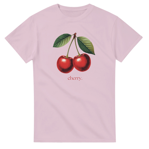 Två körsbär med gröna blad och text "cherry." på ljusrosa t-shirt.