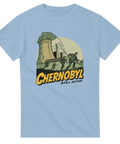 Retro comic-illustration av kärnkraftverket i Tjernobyl på ljusblå t-shirt