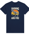 Närbild på "Varning Arg Fru"-tryck på mörkblå t-shirt.