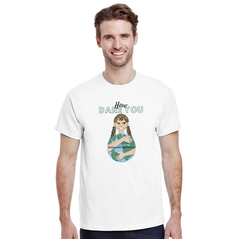 Greta Thunberg-inspirerat motiv "How Dare You" med arg flicka kramande jordklot på vit t-shirt.