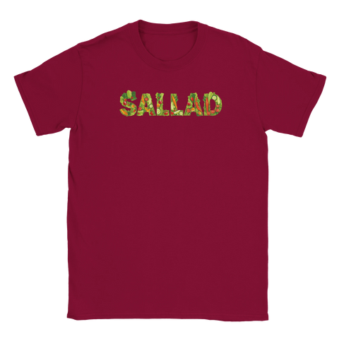 SALLAD" text i grönsaksstil med salladsblad, tomat, gurka, morot på vinröd t-shirt.