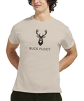 Stiliserat hjorthuvud och texten "BUCK FUDDY" på beige t-shirt, minimalistisk humoristisk design.