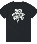 Vit fyrklöver med dekorativa mönster och irländskt citat på svart t-shirt