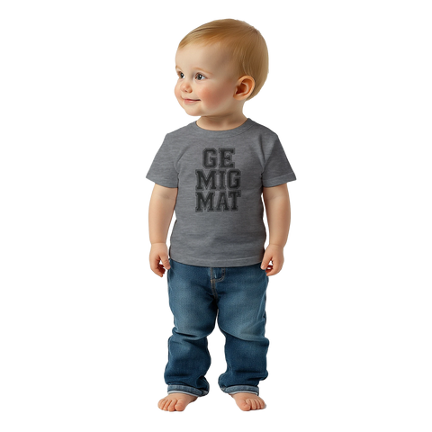 Ge mig mat" text på grå baby t-shirt med svart tryck, bärs av ett leende blont barn.