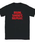 Grafiskt statement-tryck inspirerat av klassiska PC-shooters på svart t-shirt